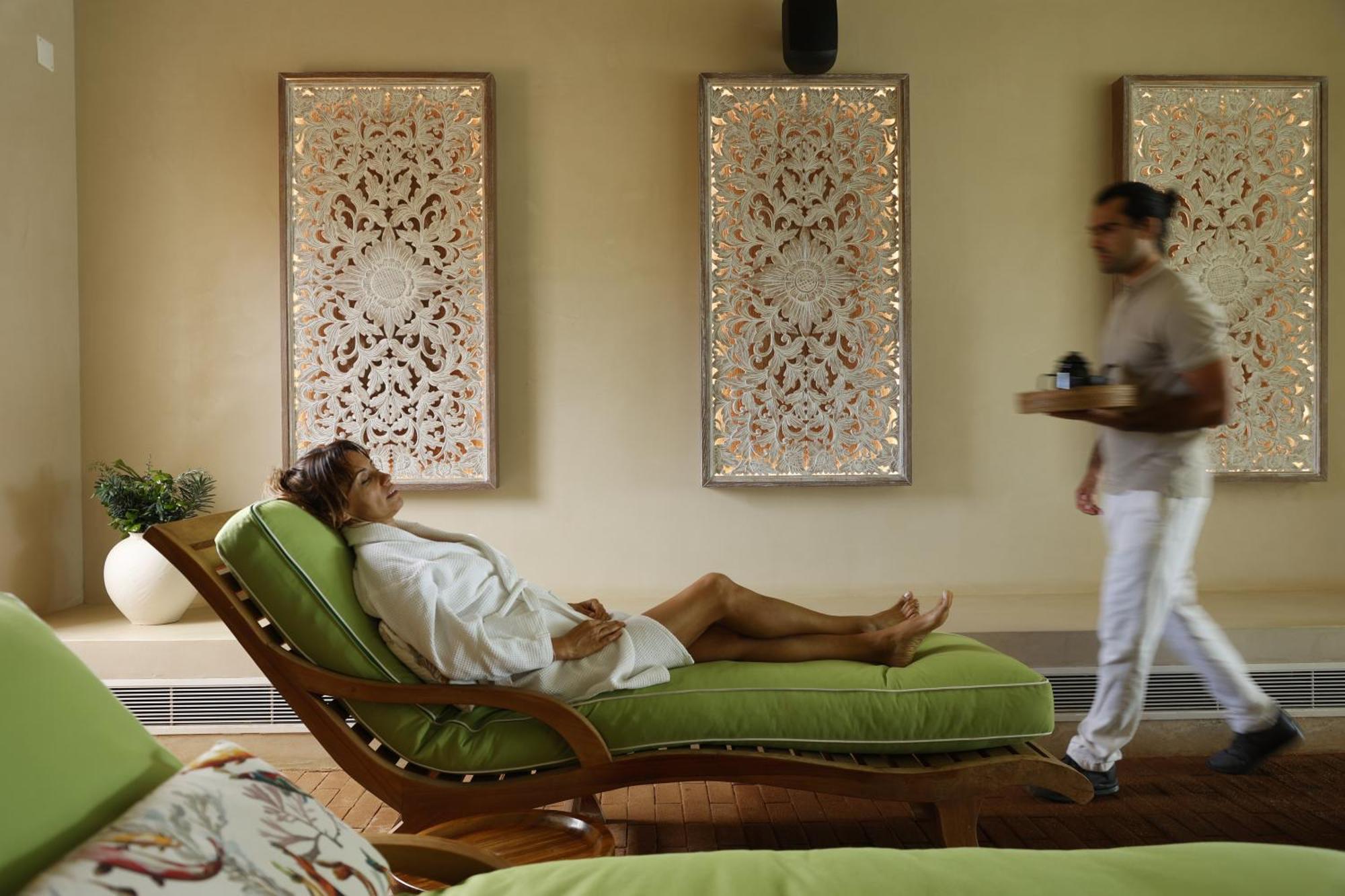 Praia do Canal Nature Resort Aljezur Exterior foto A woman relaxing at a spa