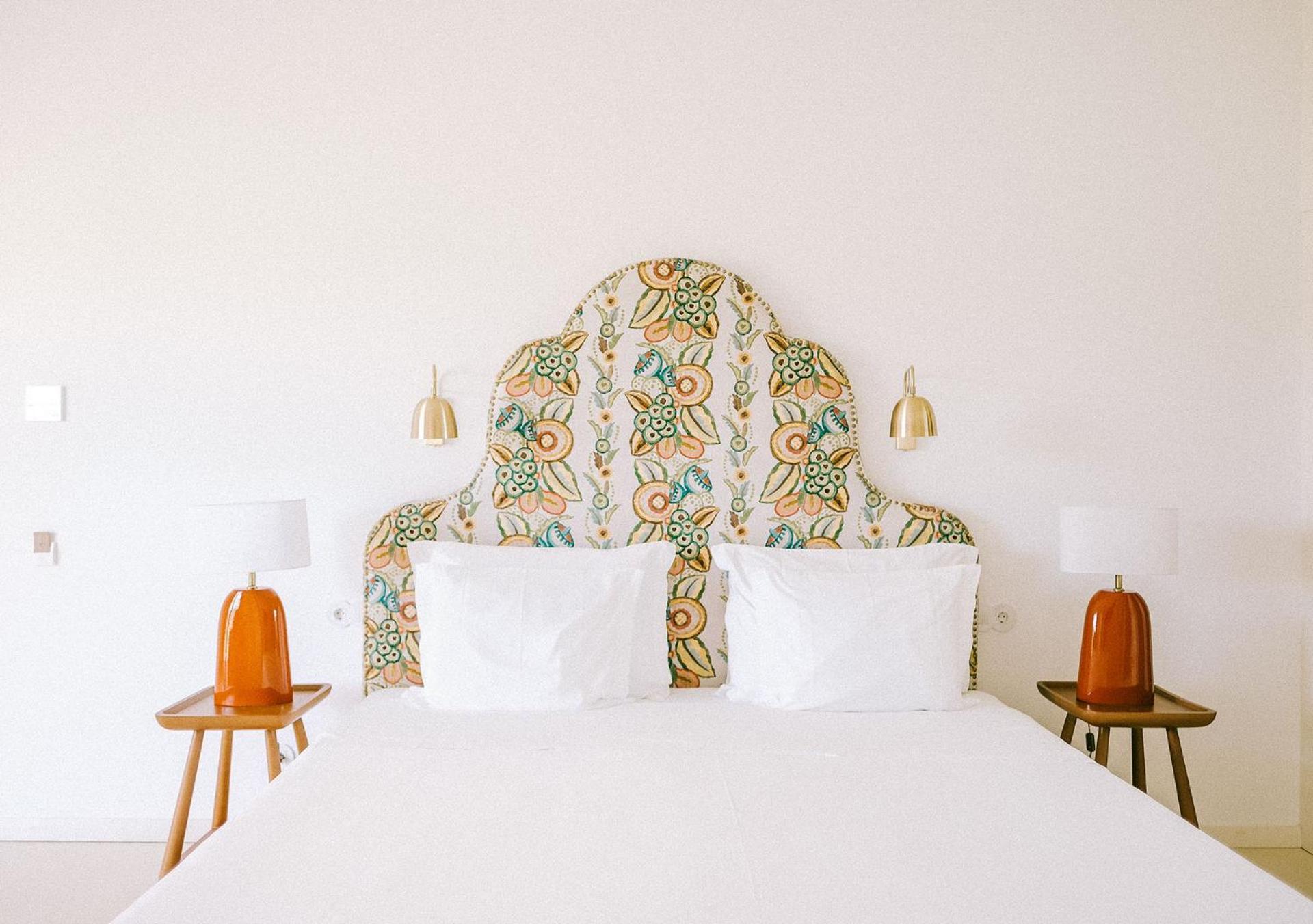Praia do Canal Nature Resort Aljezur Exterior foto A bed with a headboard